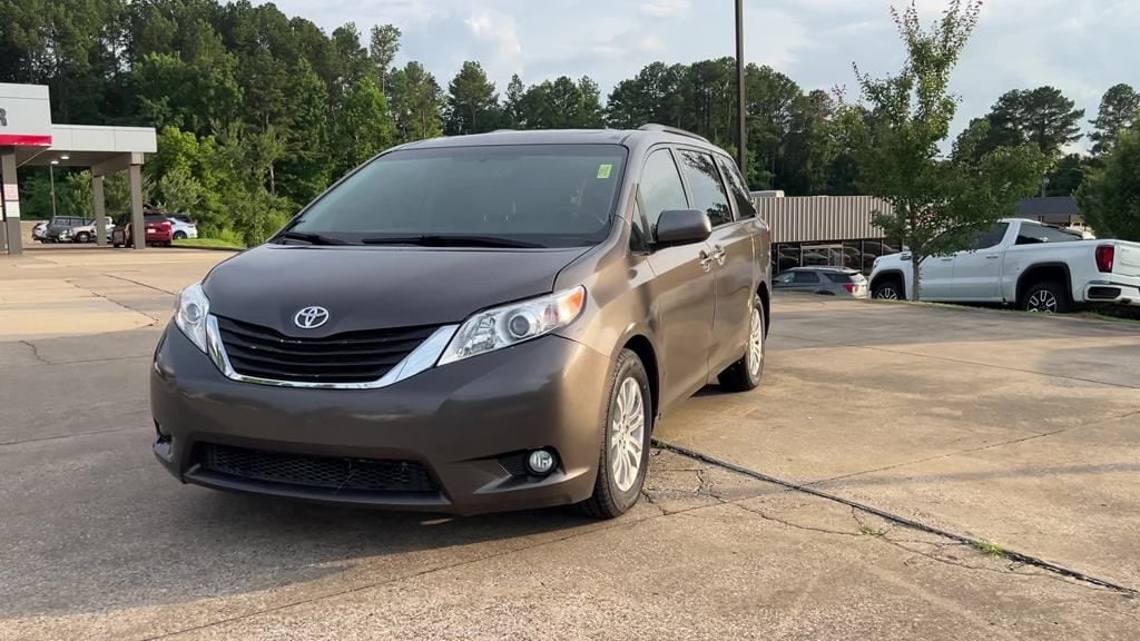 Used 2017 Toyota Sienna XLE with VIN 5TDYZ3DC0HS807643 for sale in Oxford, MS