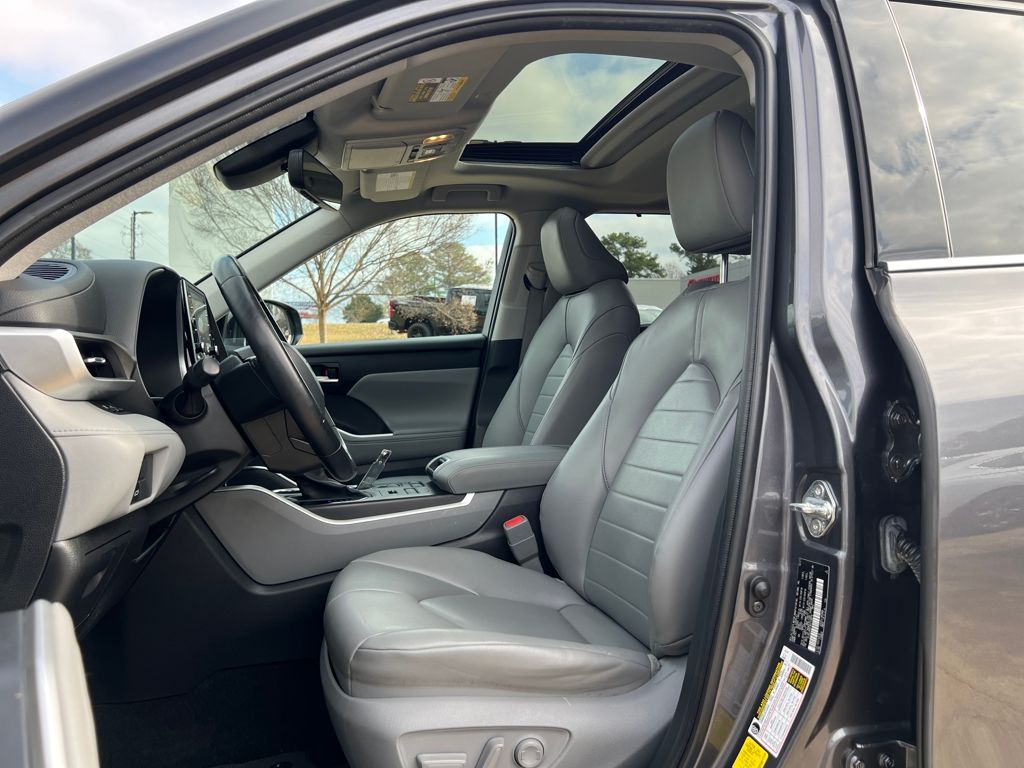 2022 Toyota Highlander XLE - Photo 10