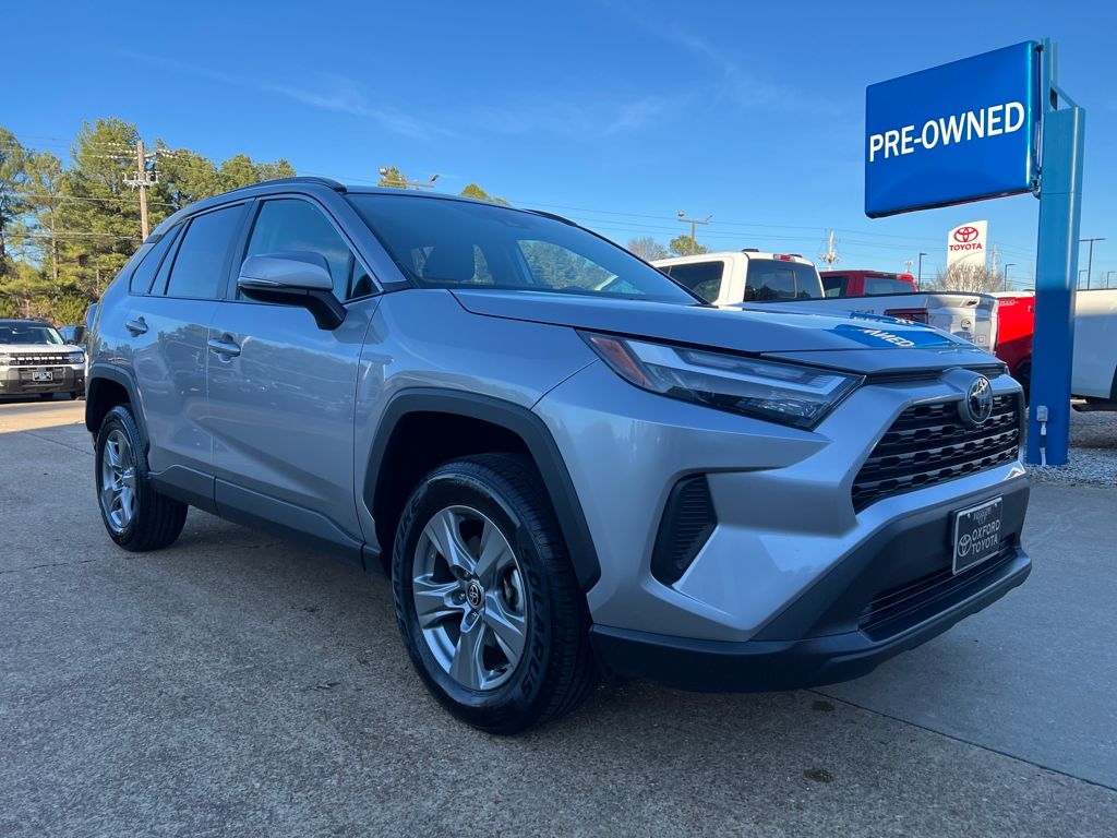 2024 Toyota RAV4 XLE's photo