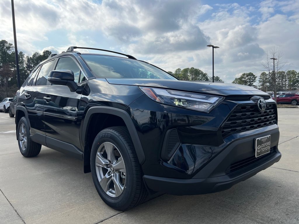 2025 Toyota RAV4 XLE's photo