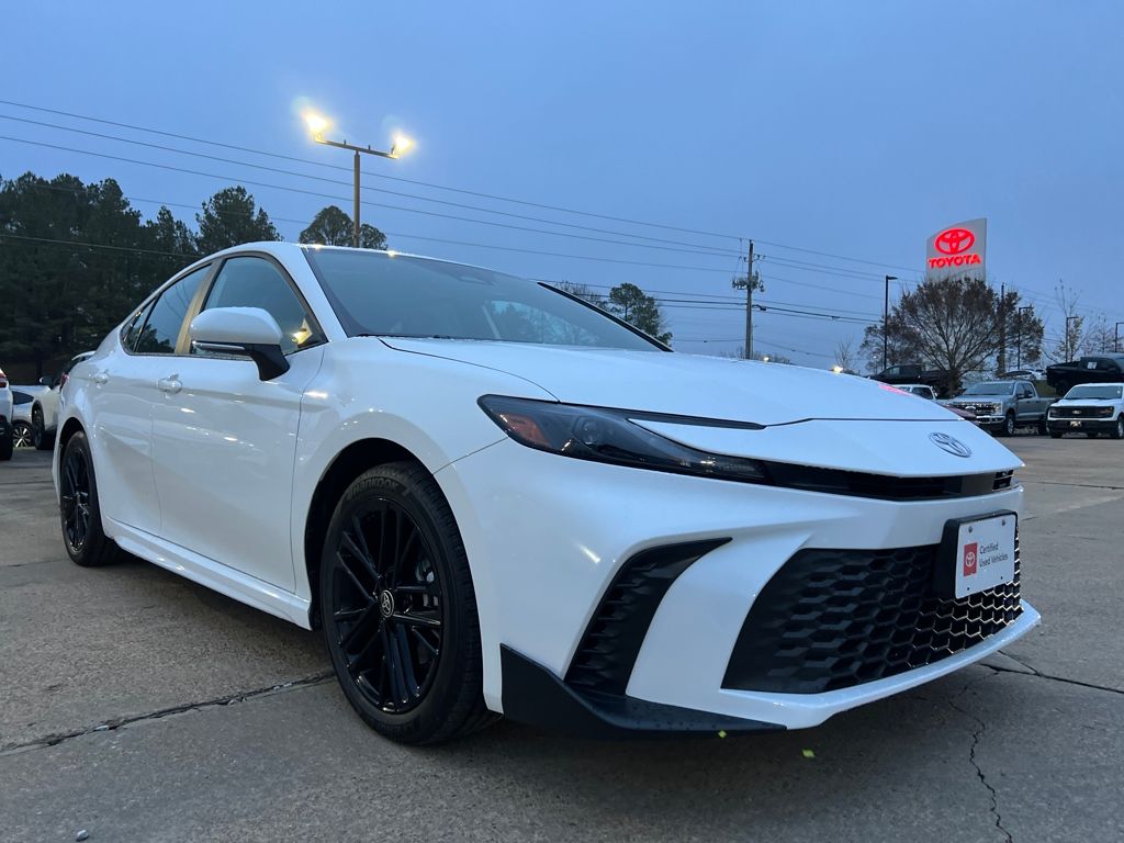 2025 Toyota Camry SE's photo