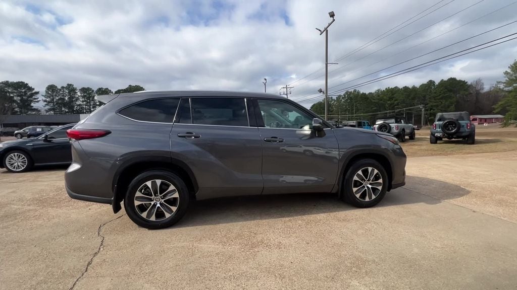 2022 Toyota Highlander XLE - Photo 7