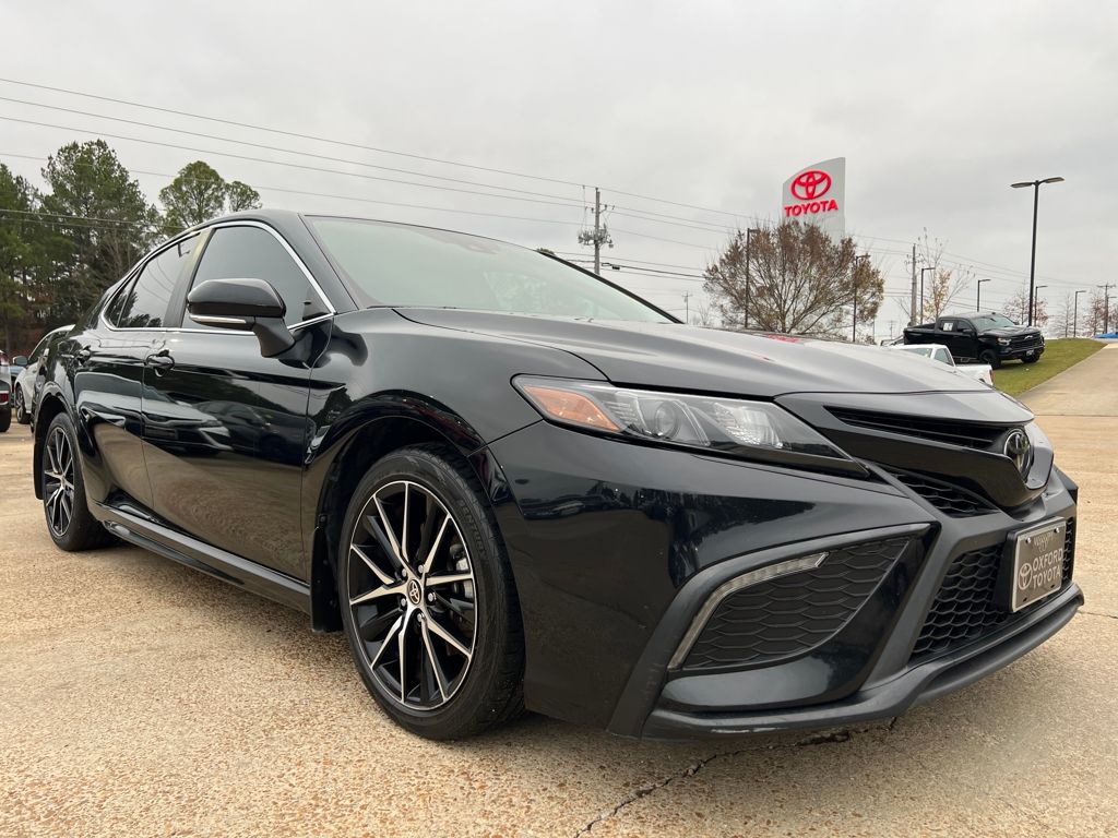 2022 Toyota Camry SE's photo