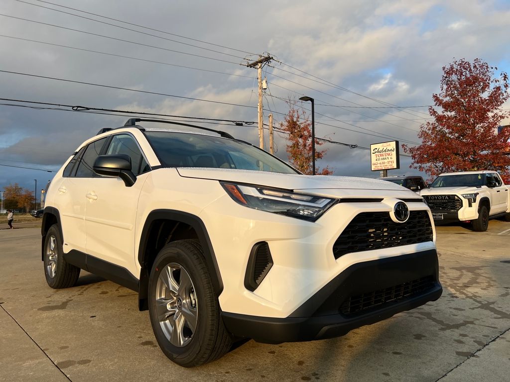 2025 Toyota RAV4 LE's photo