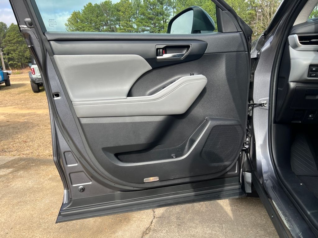 2022 Toyota Highlander XLE - Photo 11