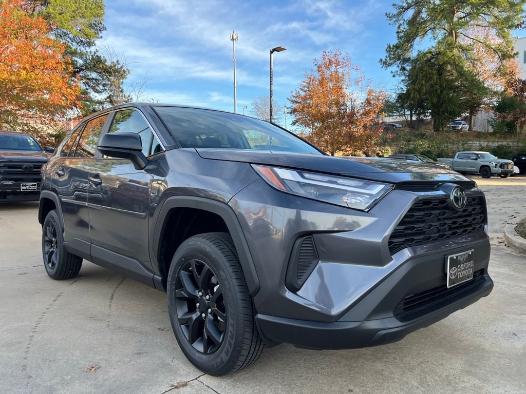 2025 Toyota RAV4 LE's photo