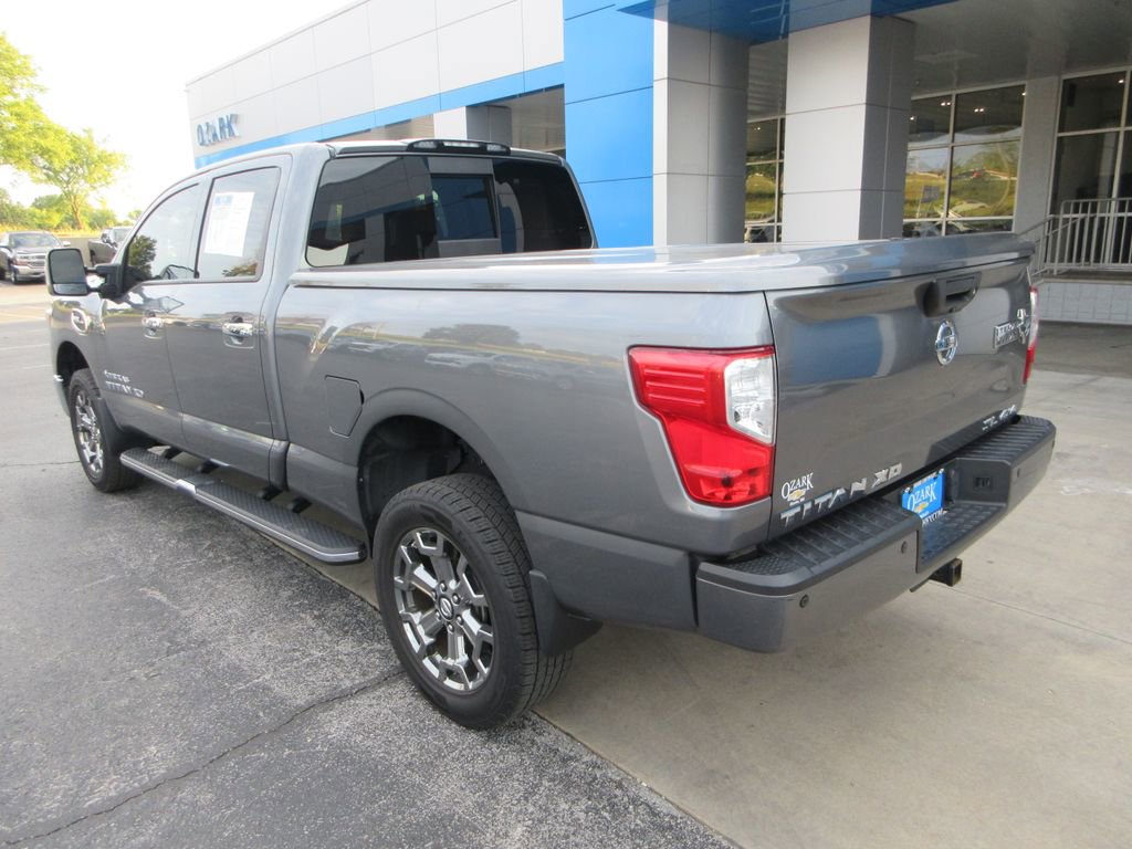 2017 Nissan Titan SL photo 2