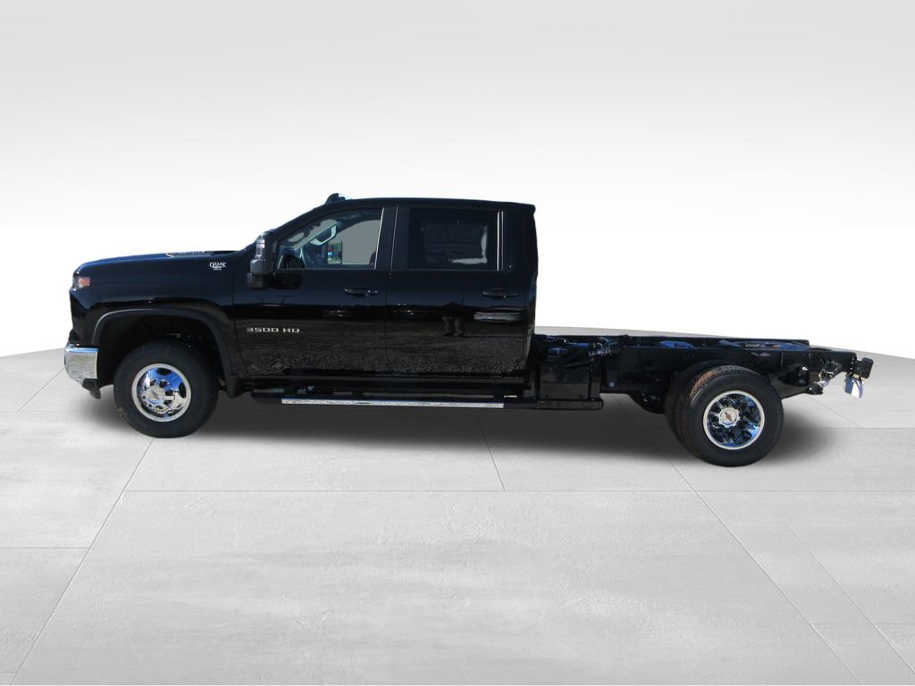 2026 Chevrolet Silverado 3500HD LT photo 2