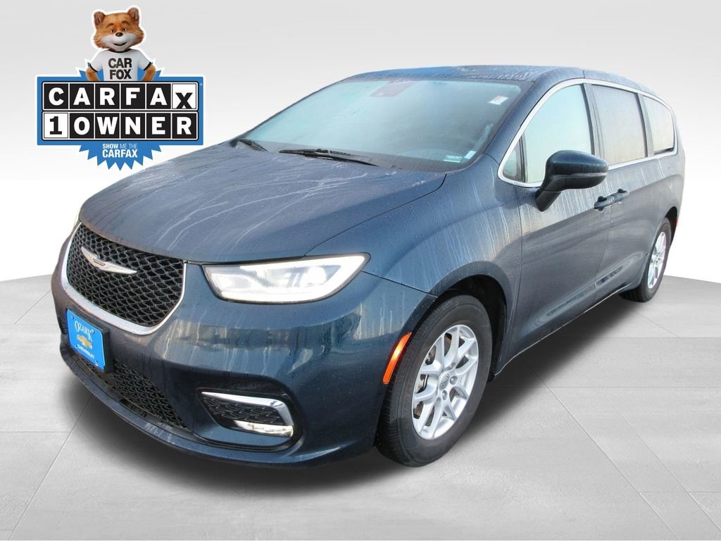 2023 Chrysler Pacifica Touring L's photo