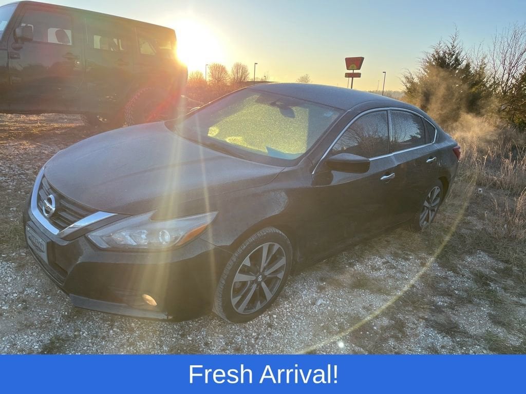 2017 Nissan Altima SR's photo