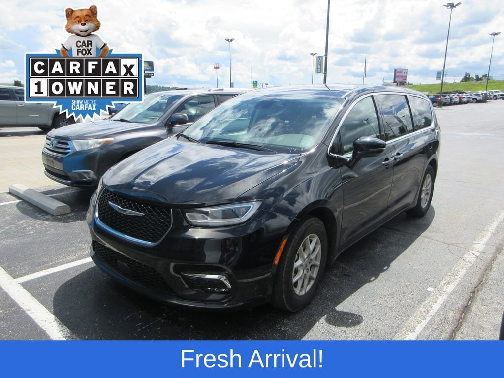 2024 Chrysler Pacifica Touring L's photo