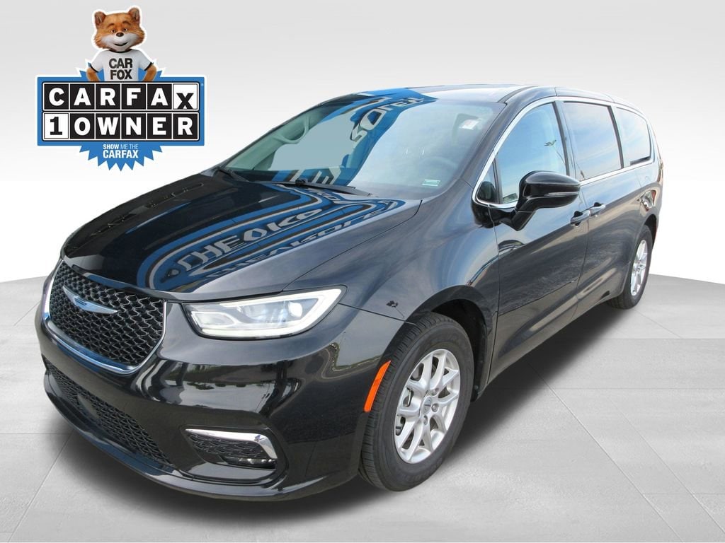 2024 Chrysler Pacifica Touring L's photo
