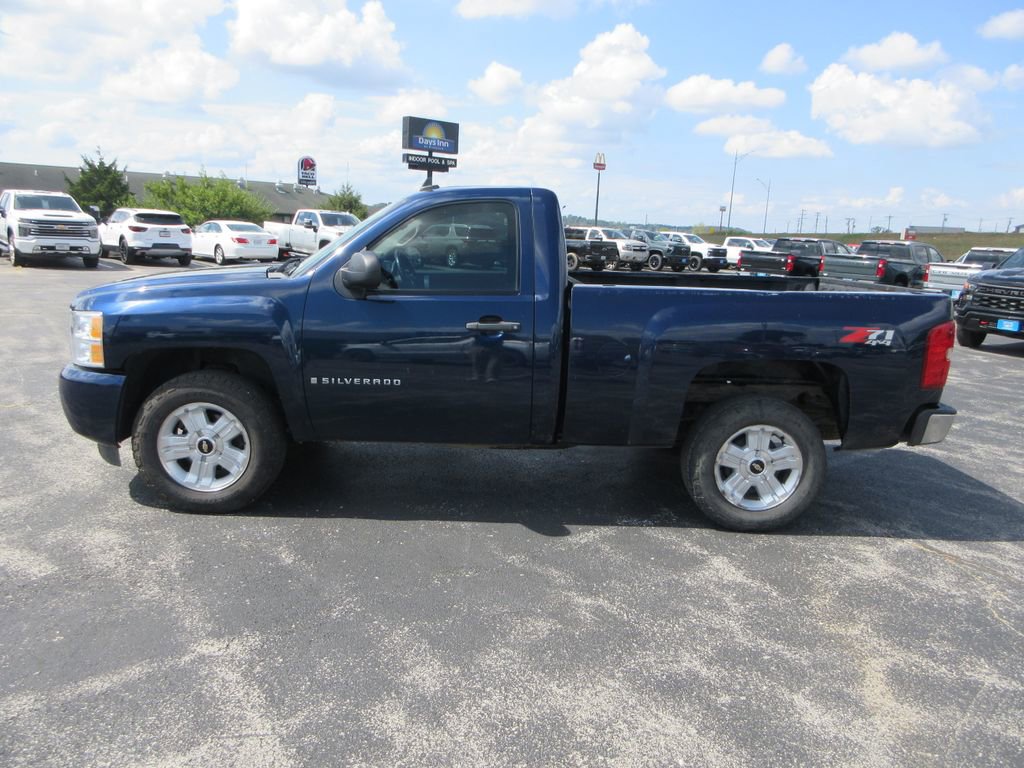2009 Chevrolet Silverado 1500 LT photo 2