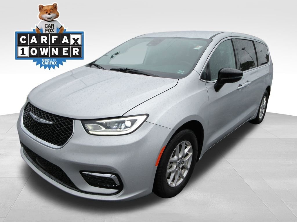 2024 Chrysler Pacifica Touring L's photo