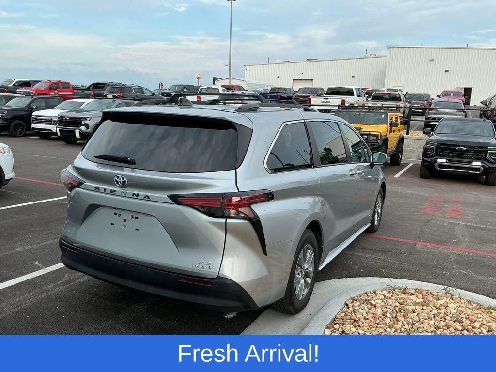2021 Toyota Sienna XLE 8-Passenger Hybrid FWD's photo