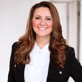 Staff member KELLY from a658030ad523