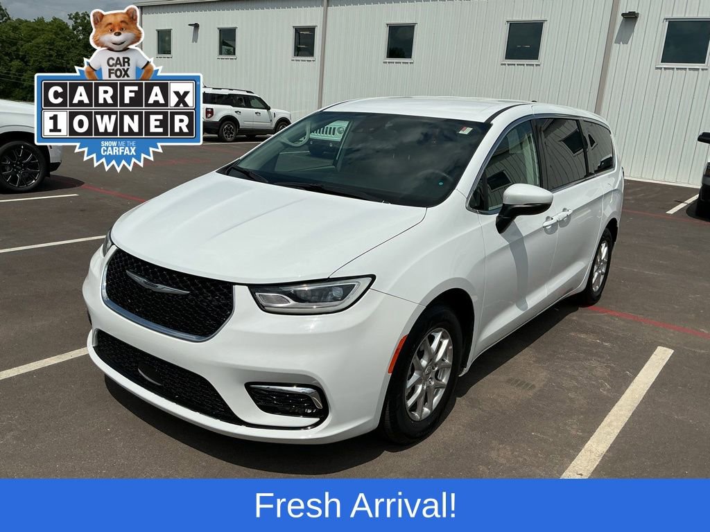 2023 Chrysler Pacifica Touring L's photo