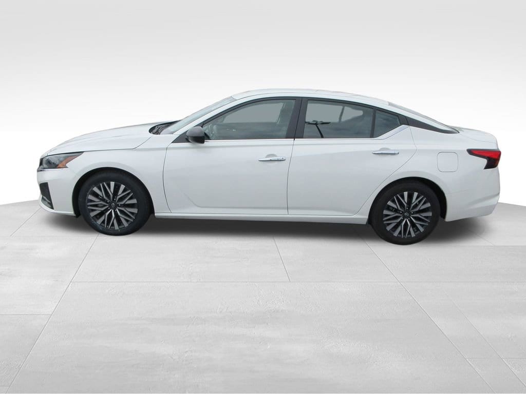 Used 2024 Nissan Altima 2.5 SV Sedan