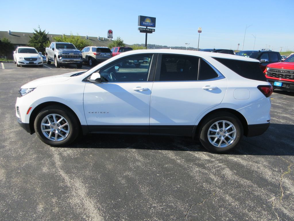 2022 Chevrolet Equinox LT photo 2