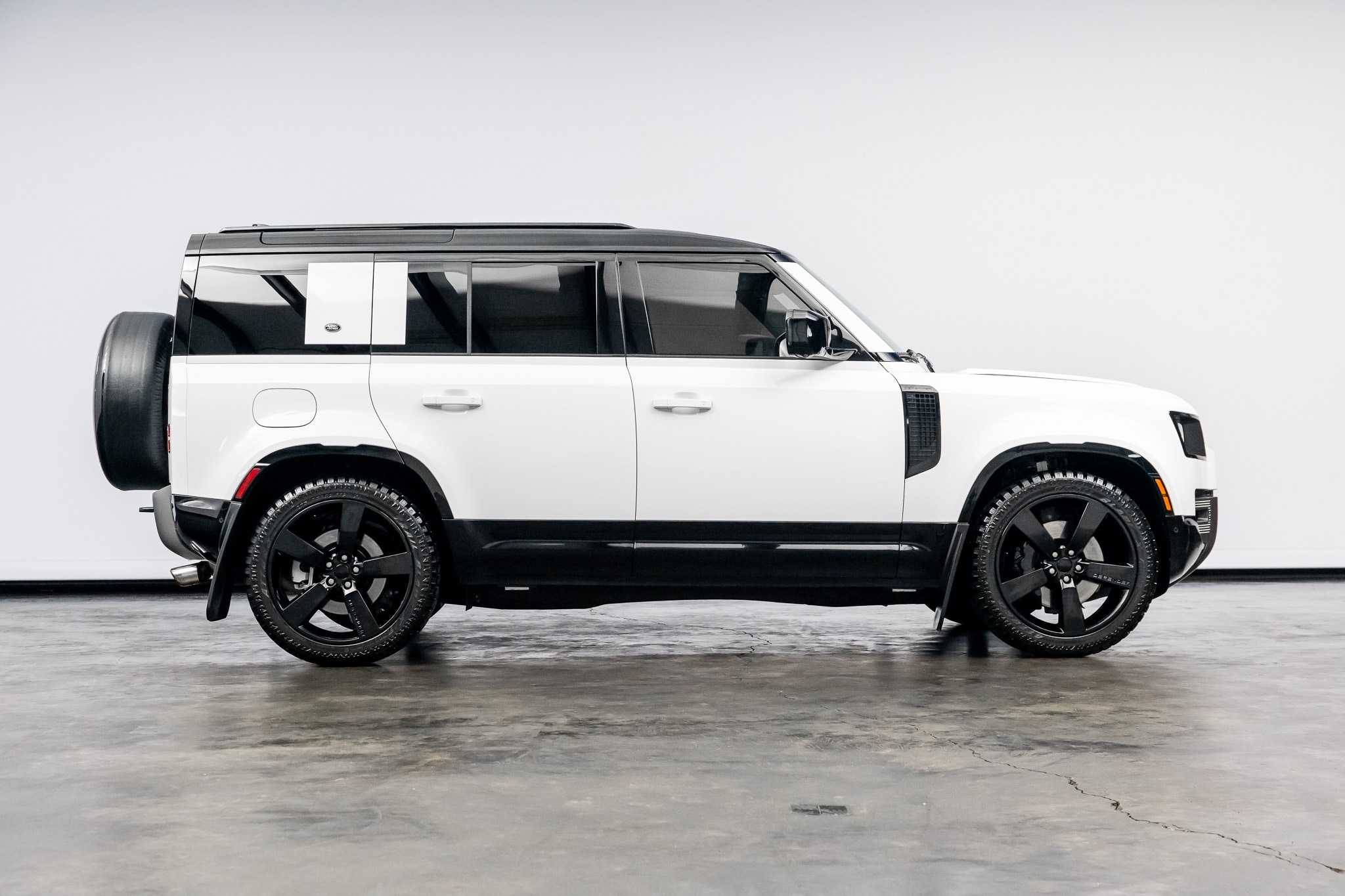 2023 Land Rover Defender X-Dynamic SE - Photo 20