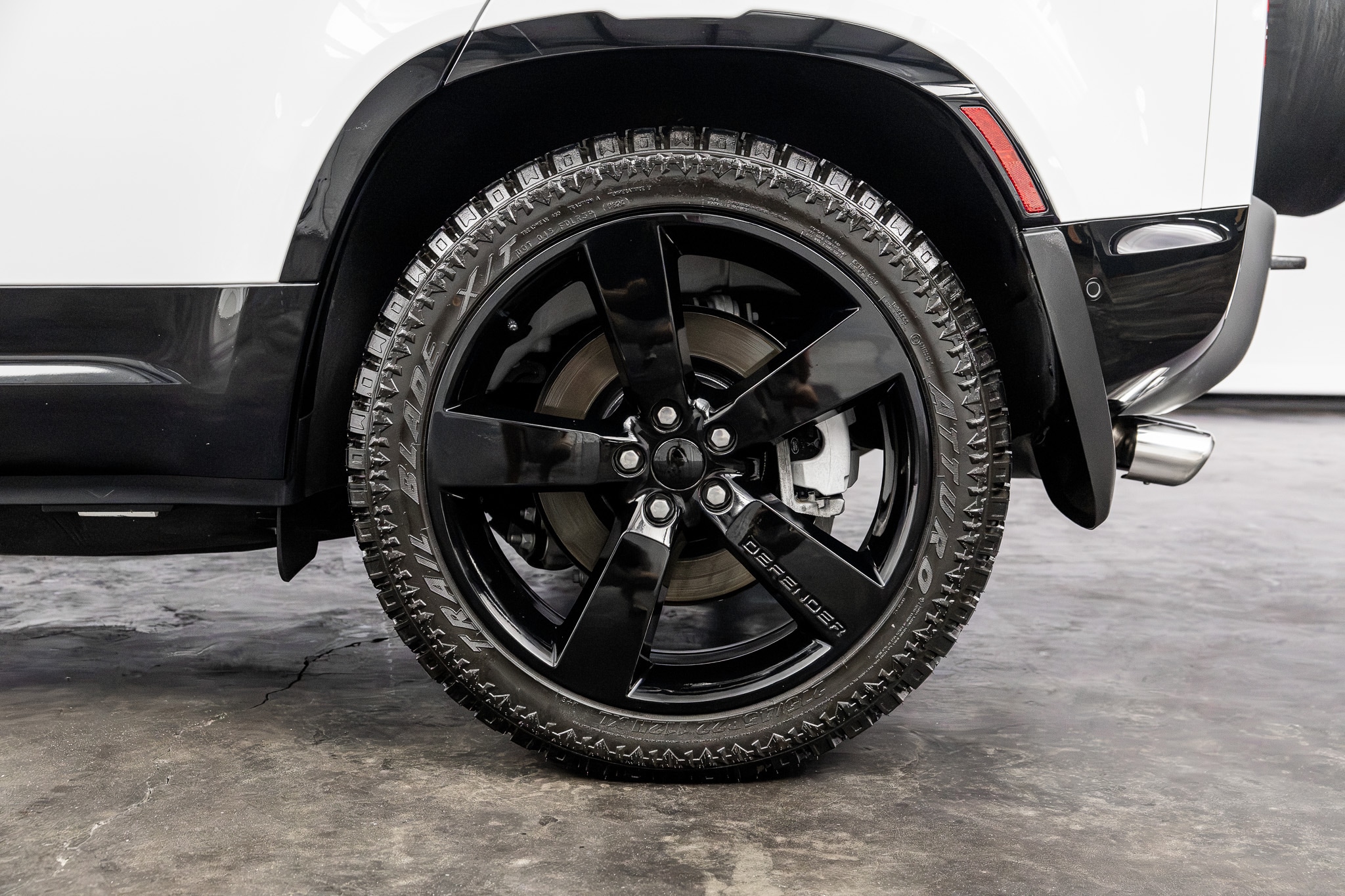 2023 Land Rover Defender X-Dynamic SE - Photo 14
