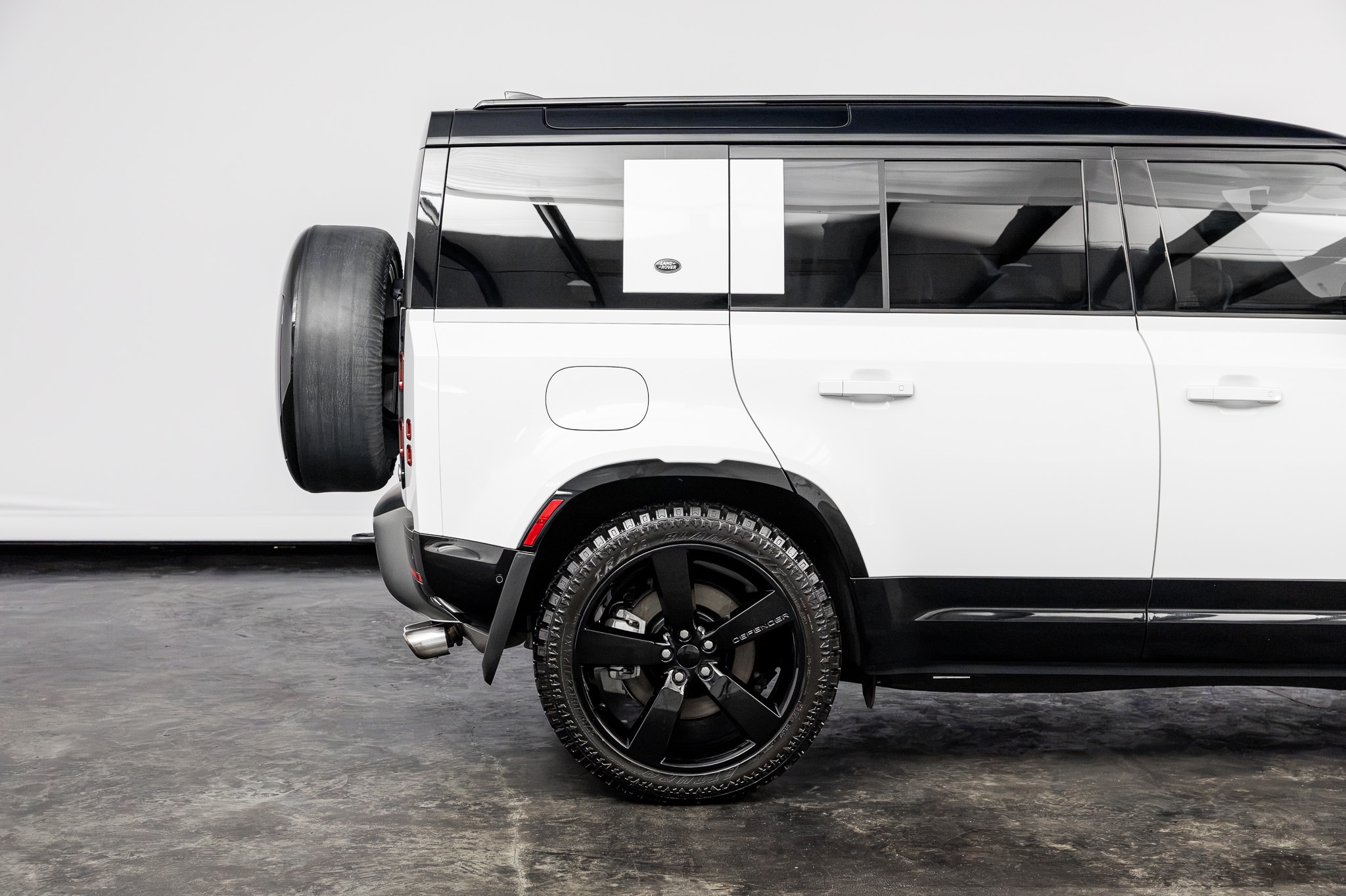 2023 Land Rover Defender X-Dynamic SE - Photo 23