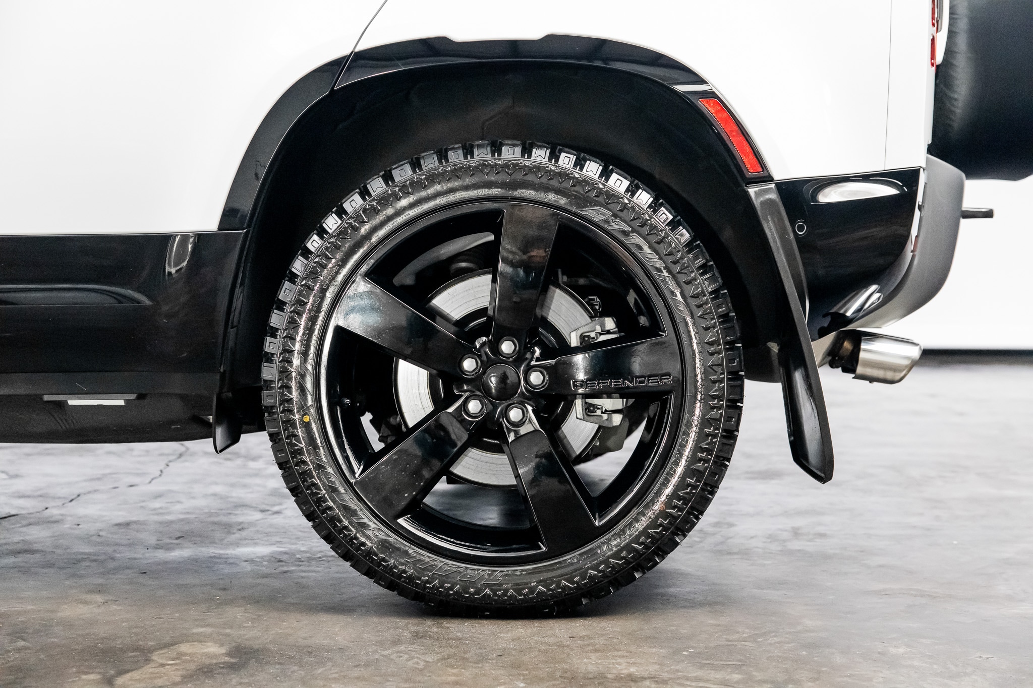 2023 Land Rover Defender X-Dynamic SE - Photo 14