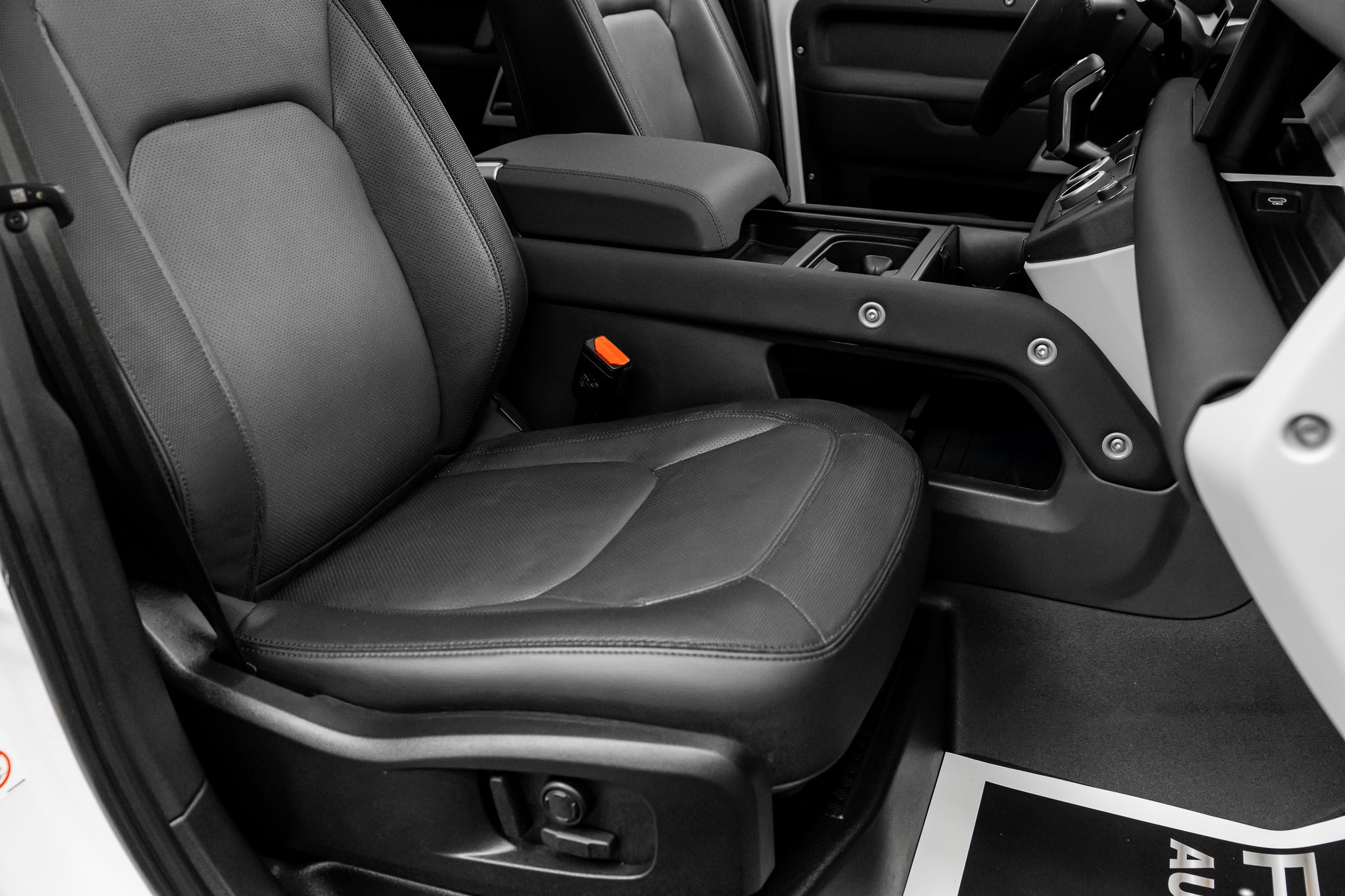 2023 Land Rover Defender X-Dynamic SE - Photo 29