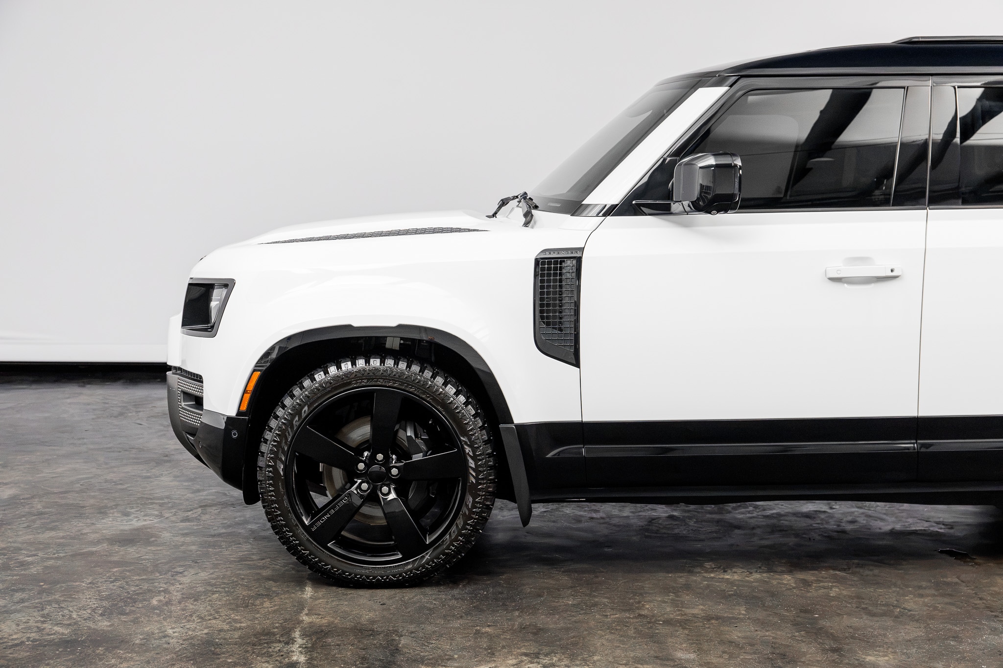 2023 Land Rover Defender X-Dynamic SE - Photo 10