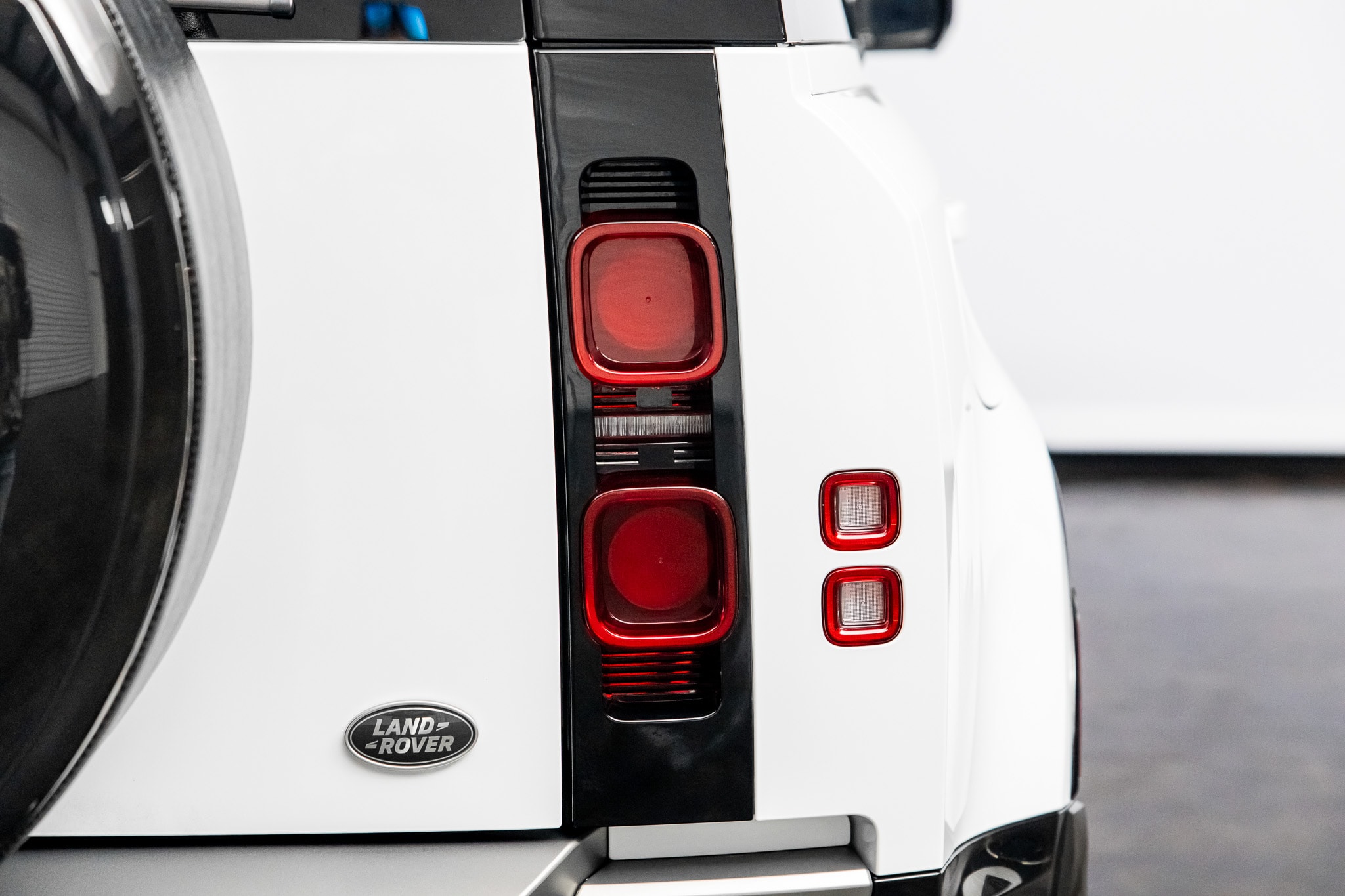 2023 Land Rover Defender X-Dynamic SE - Photo 18