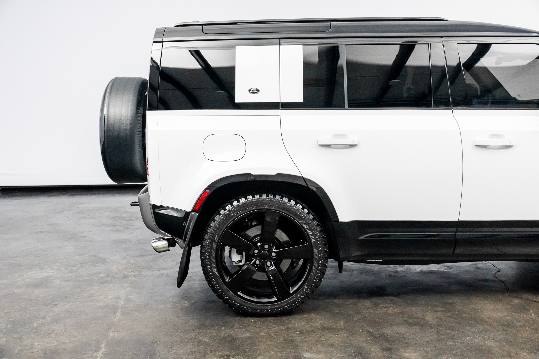 2023 Land Rover Defender X-Dynamic SE - Photo 23