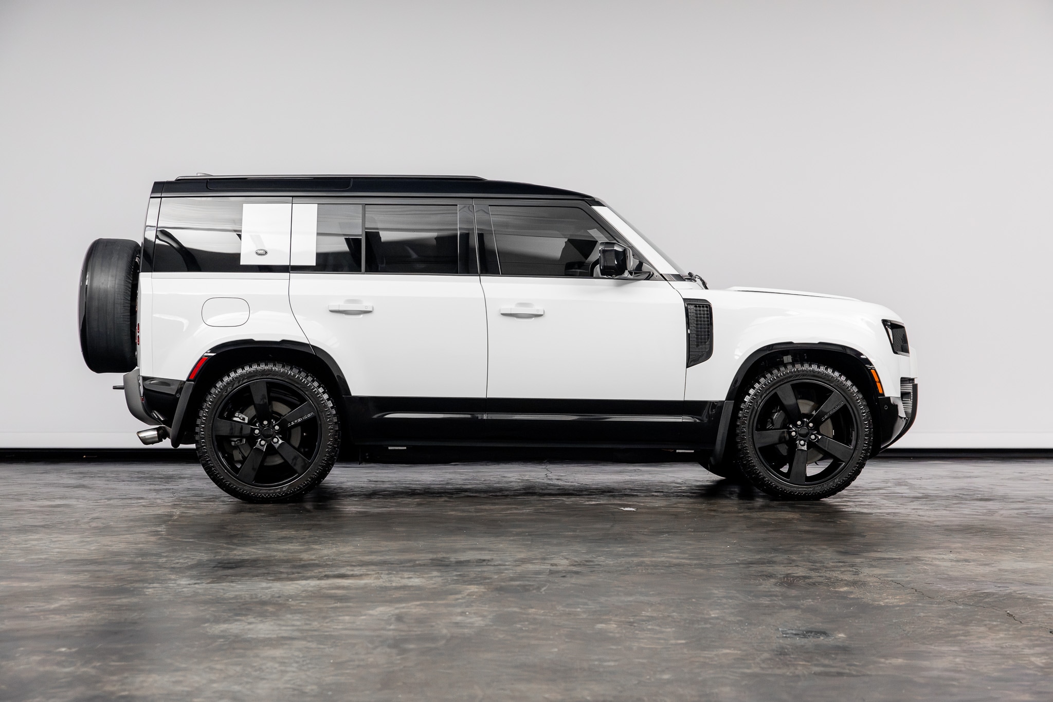 2023 Land Rover Defender X-Dynamic SE - Photo 20