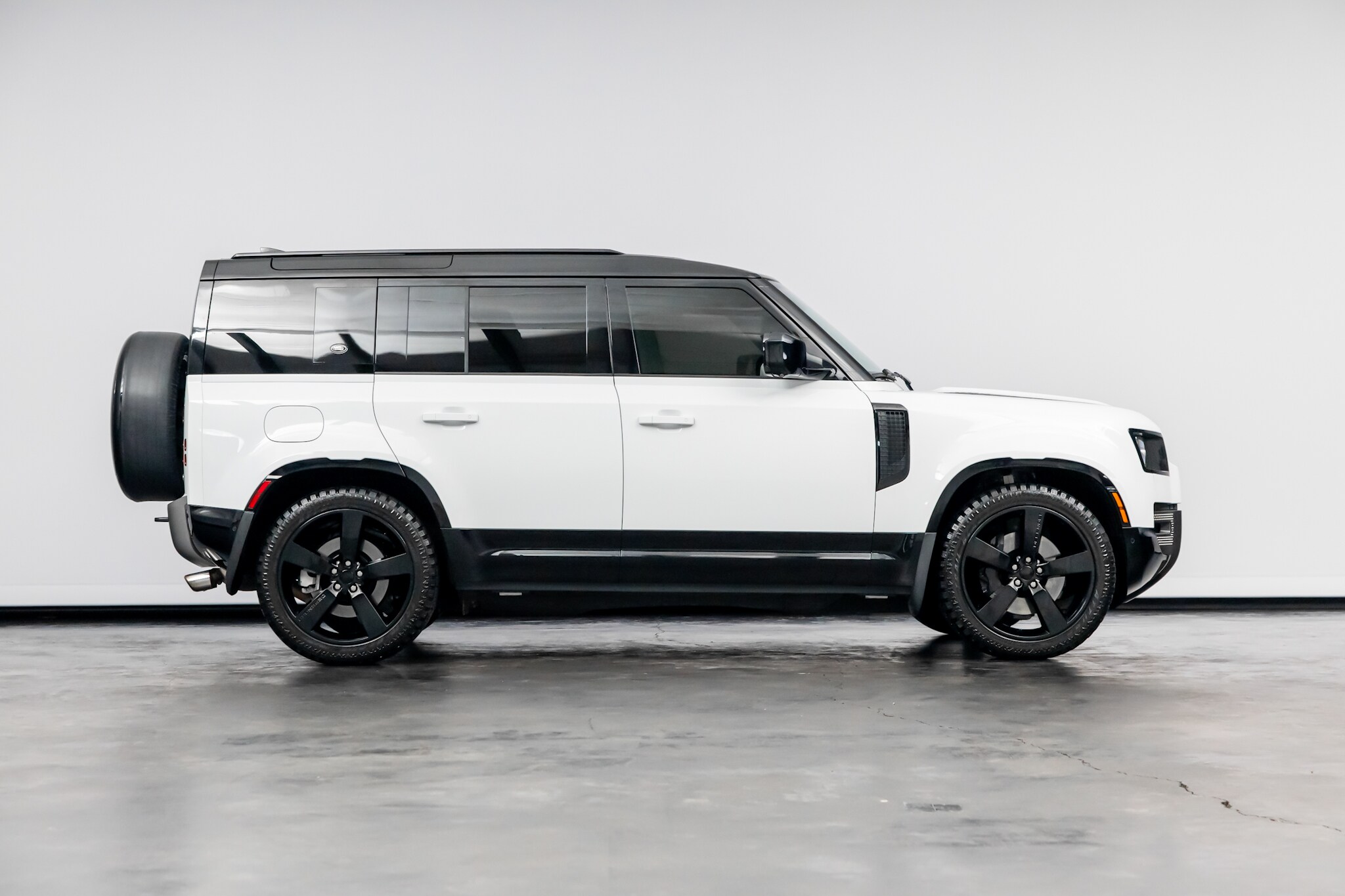 2023 Land Rover Defender X-Dynamic SE - Photo 20