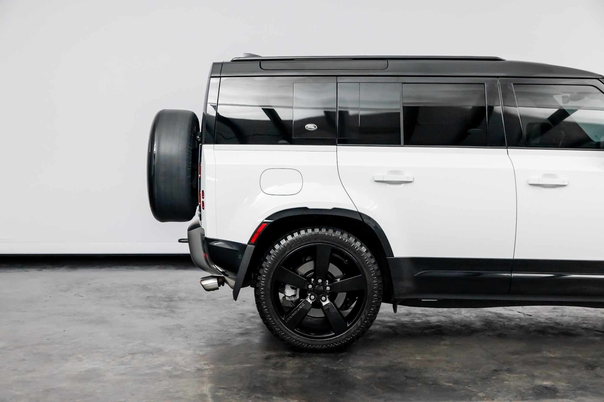 2023 Land Rover Defender X-Dynamic SE - Photo 23