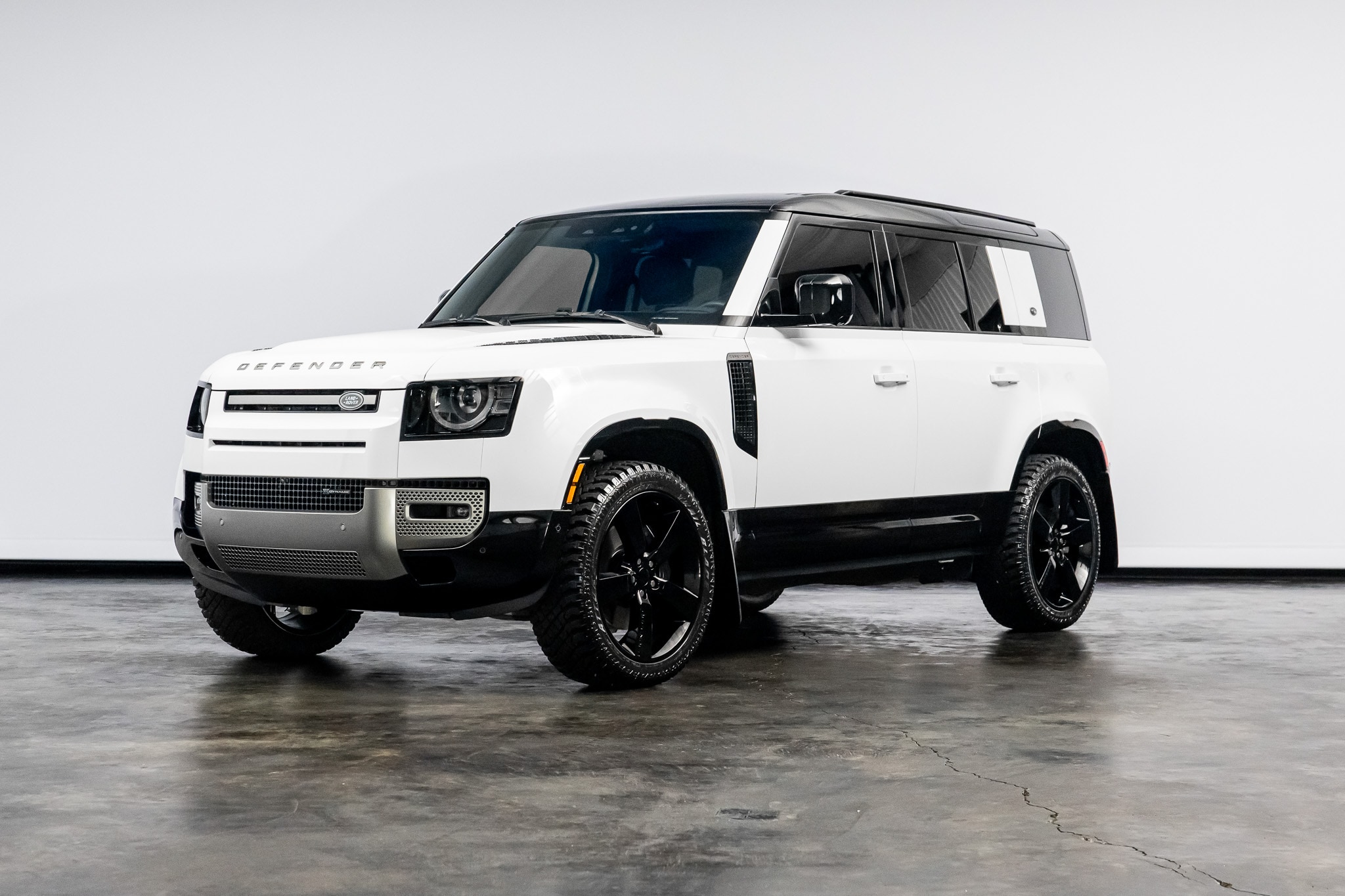 2023 Land Rover Defender X-Dynamic SE - Photo 7