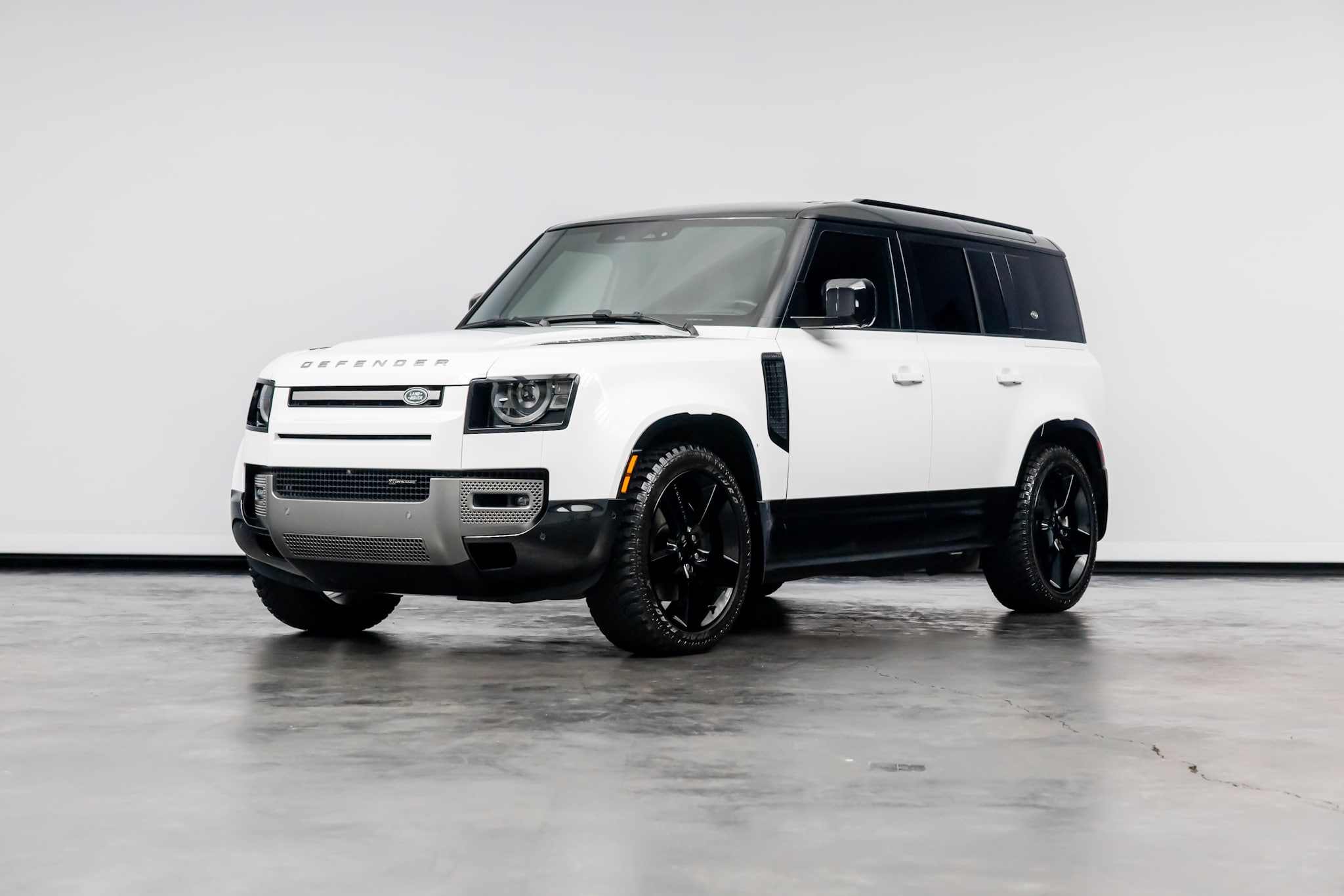 2023 Land Rover Defender X-Dynamic SE - Photo 7