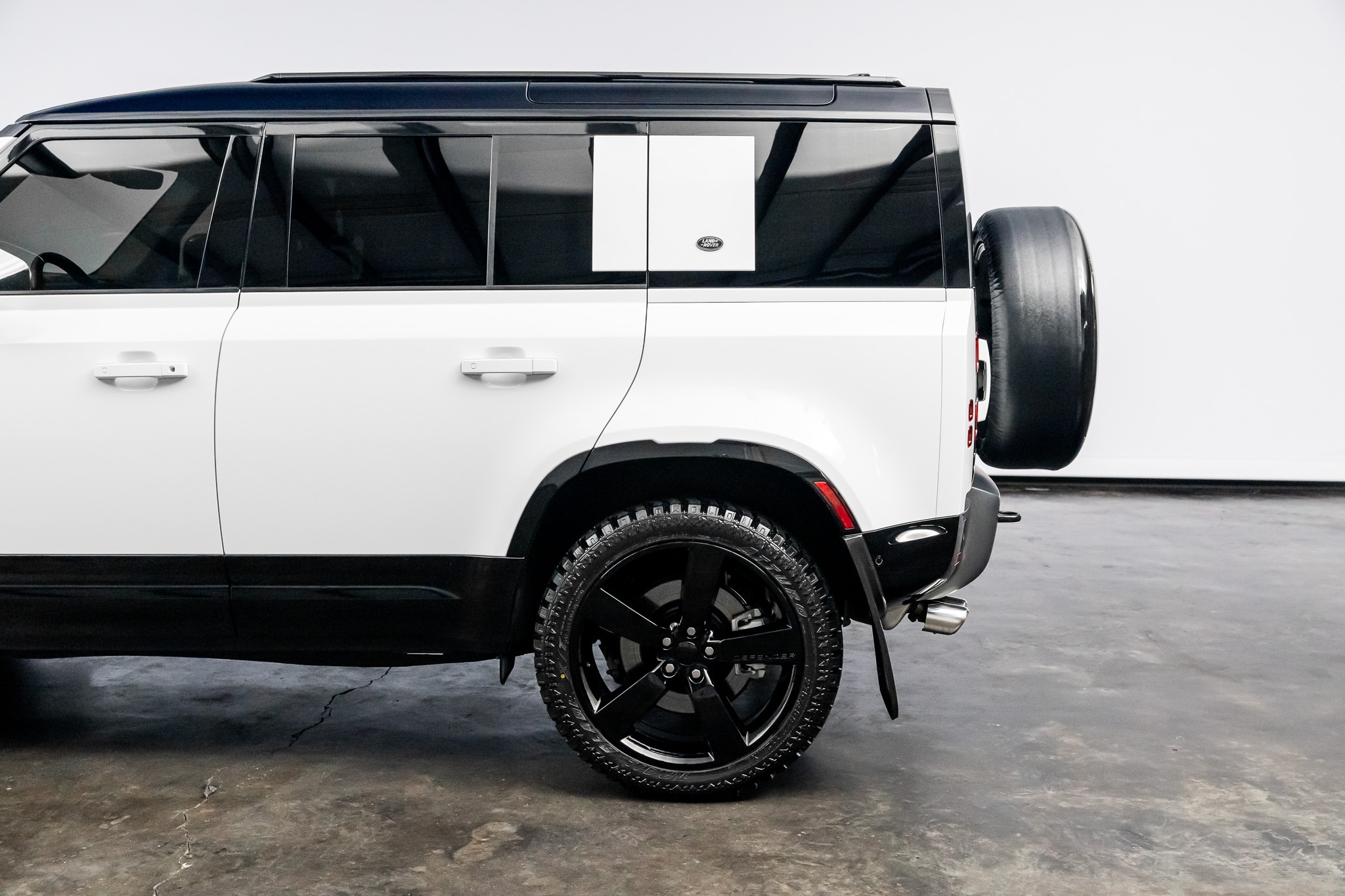 2023 Land Rover Defender X-Dynamic SE - Photo 13