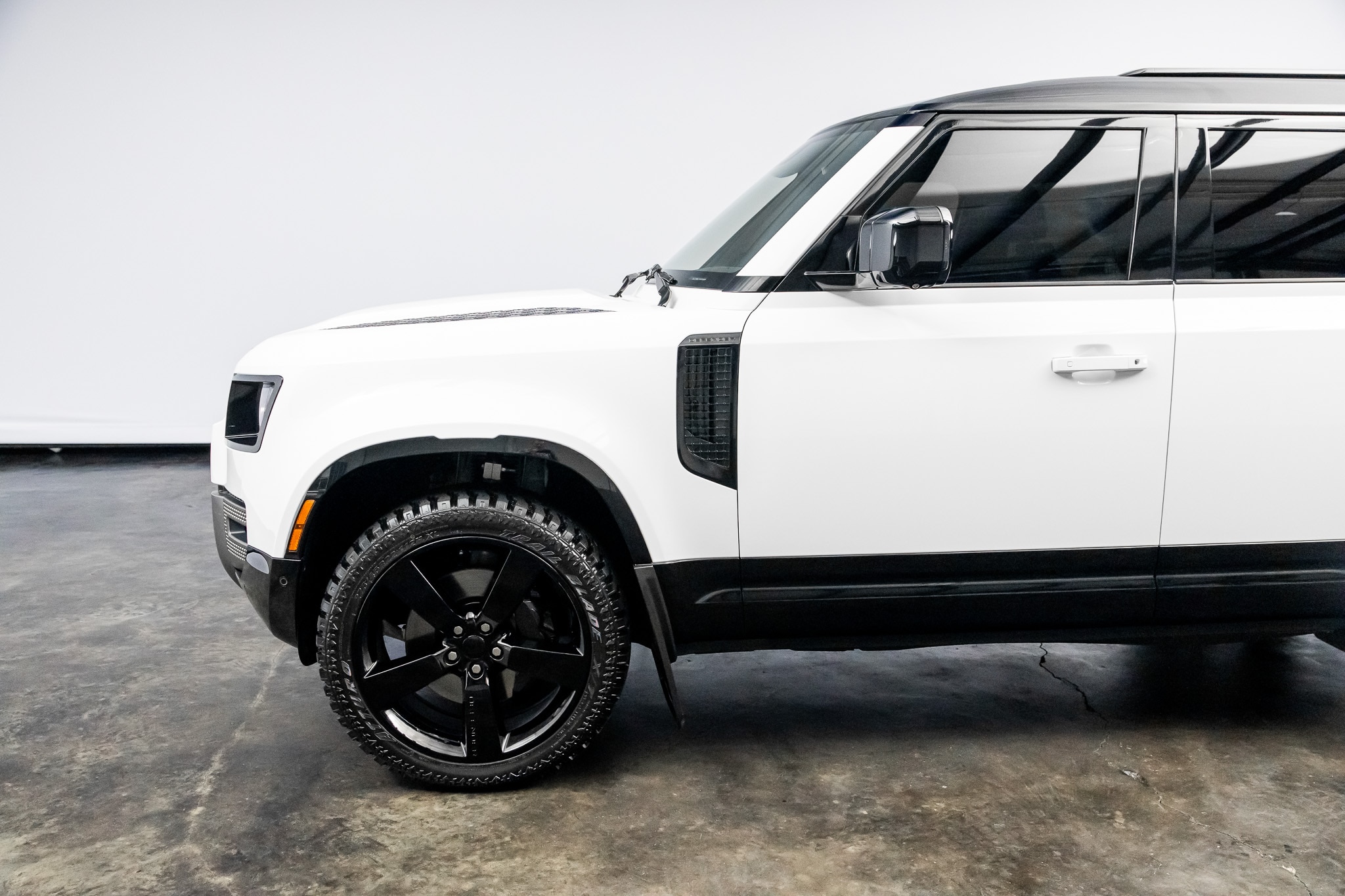 2023 Land Rover Defender X-Dynamic SE - Photo 10