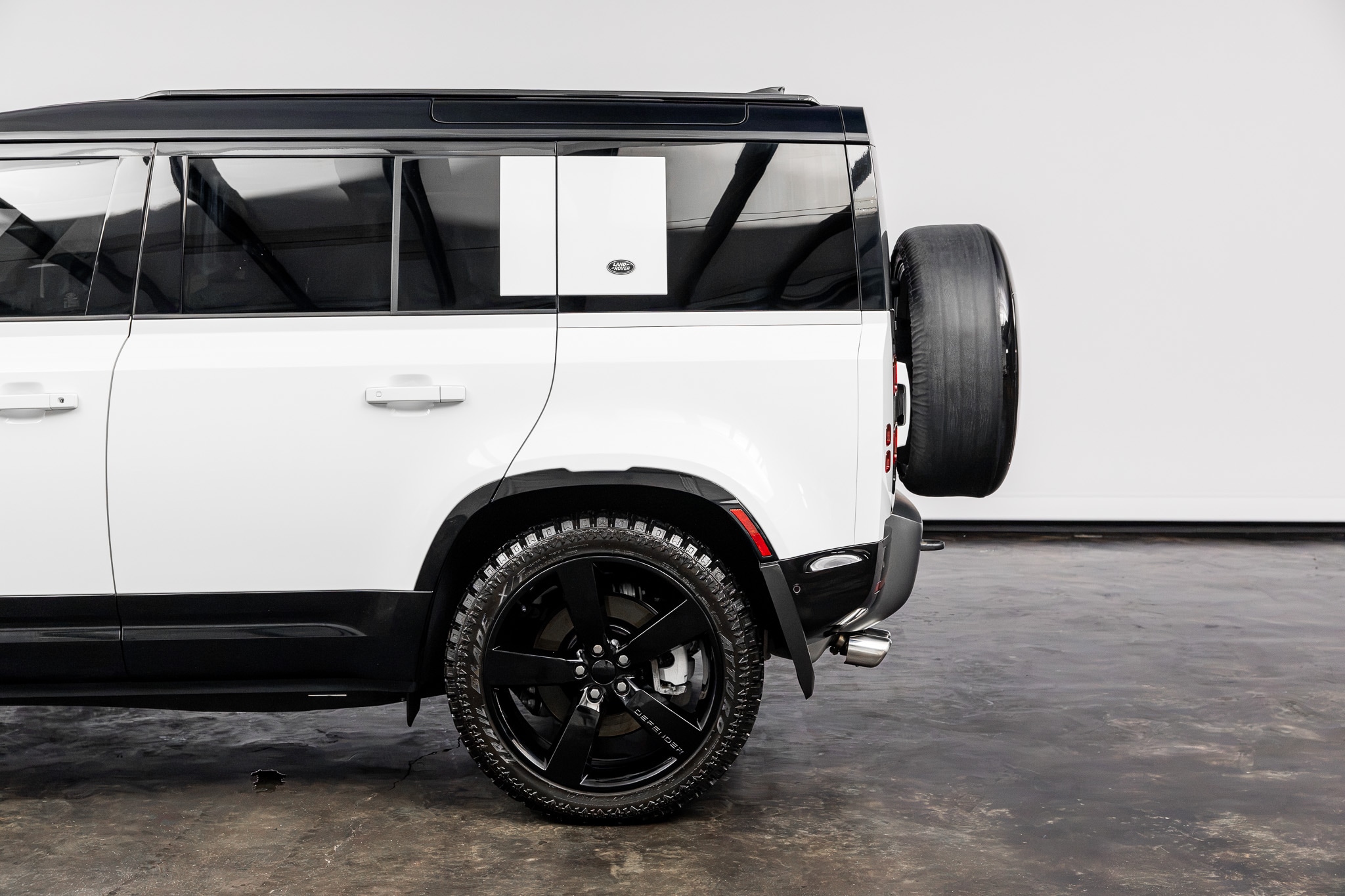 2023 Land Rover Defender X-Dynamic SE - Photo 13