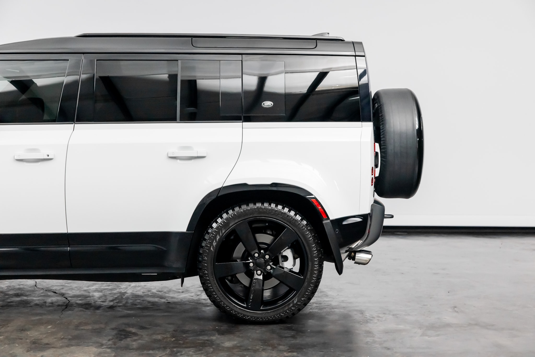 2023 Land Rover Defender X-Dynamic SE - Photo 13