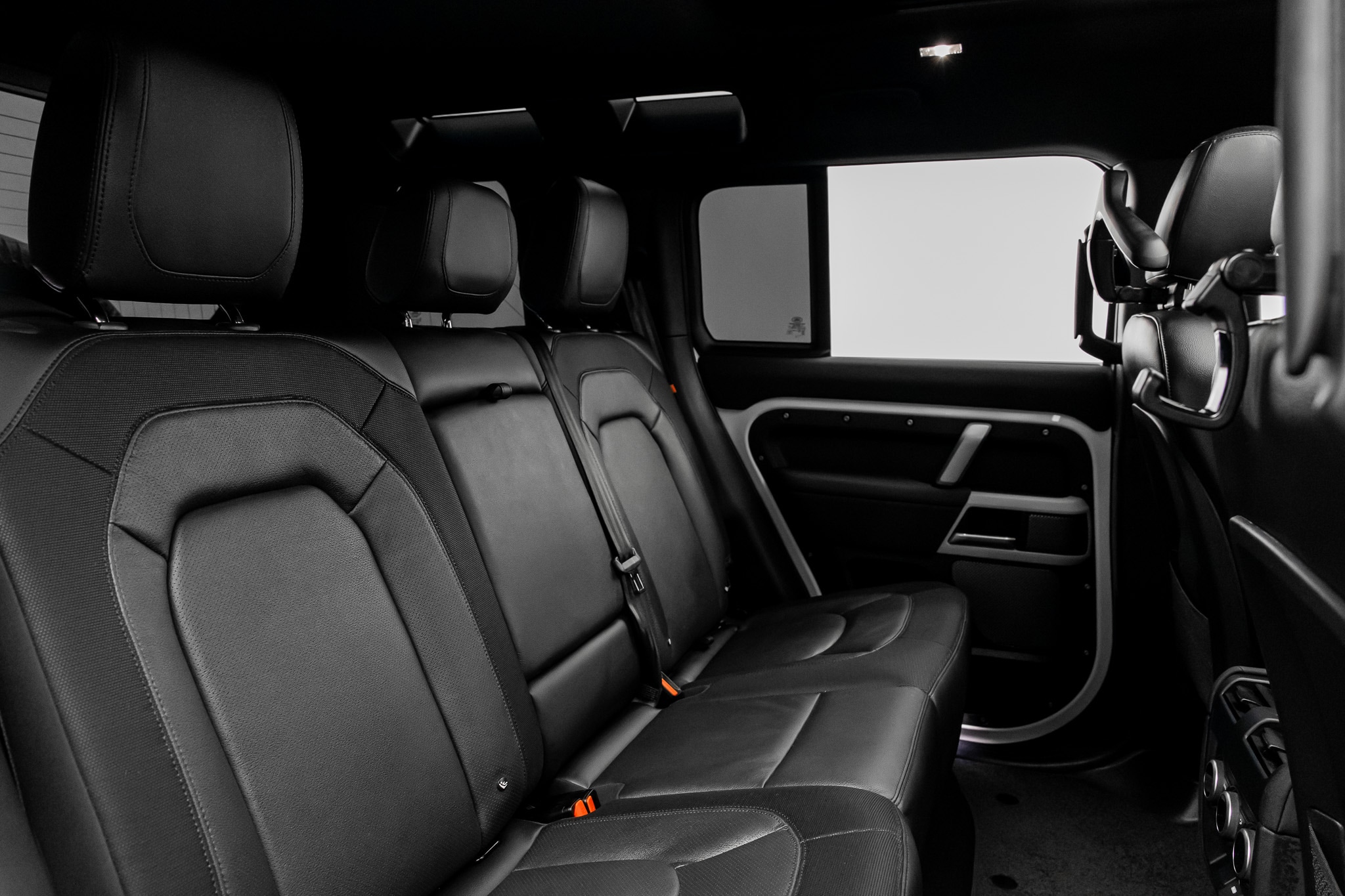 2023 Land Rover Defender X-Dynamic SE - Photo 30