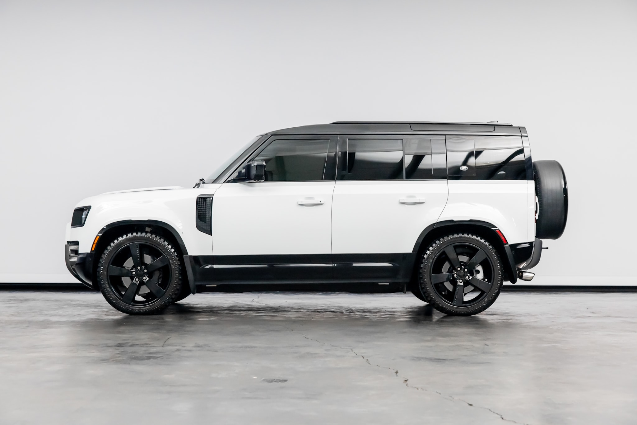 2023 Land Rover Defender X-Dynamic SE - Photo 9