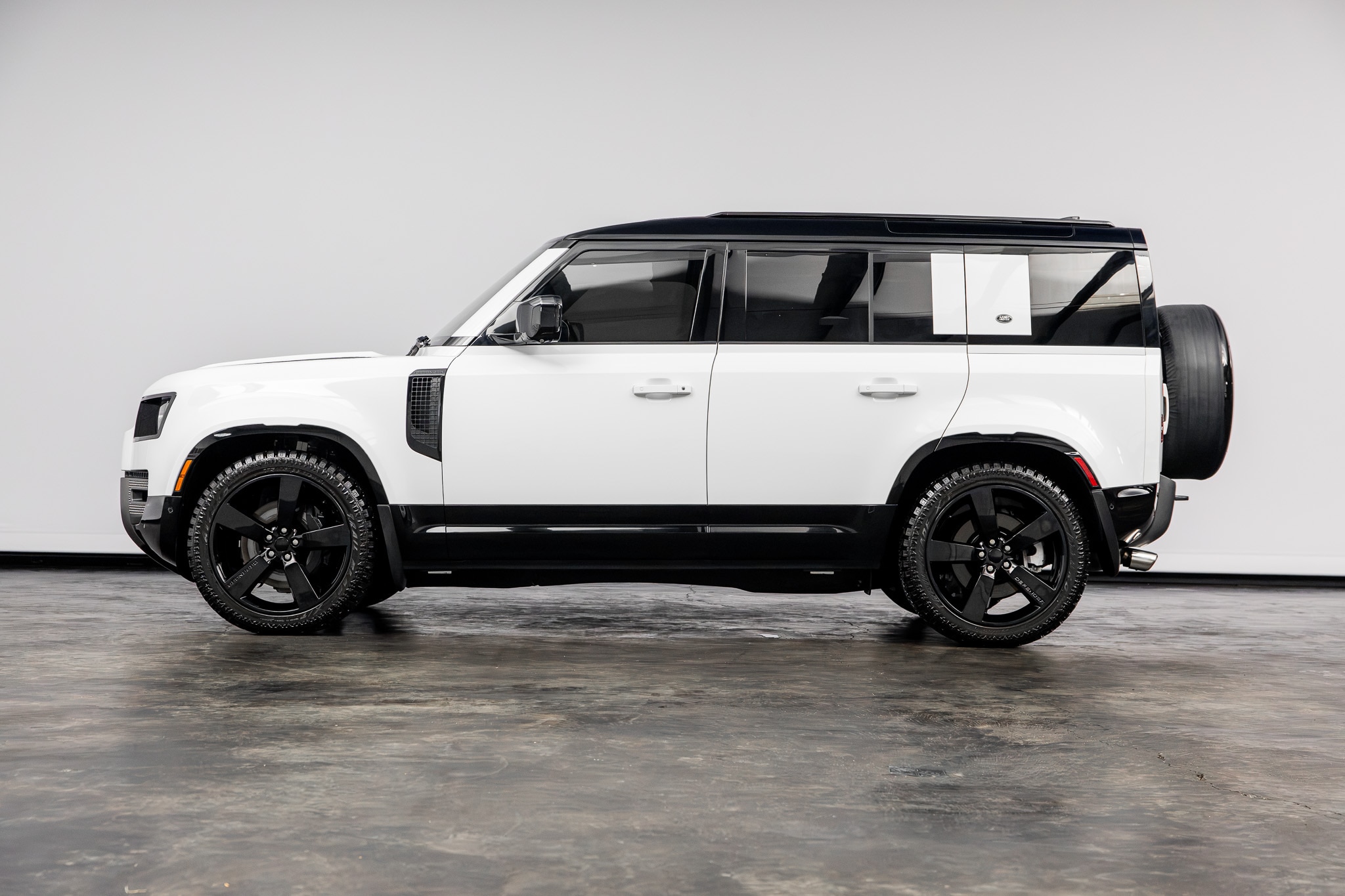 2023 Land Rover Defender X-Dynamic SE - Photo 9