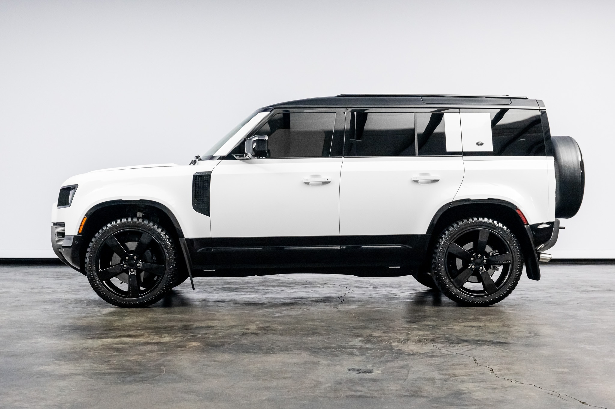 2023 Land Rover Defender X-Dynamic SE - Photo 9
