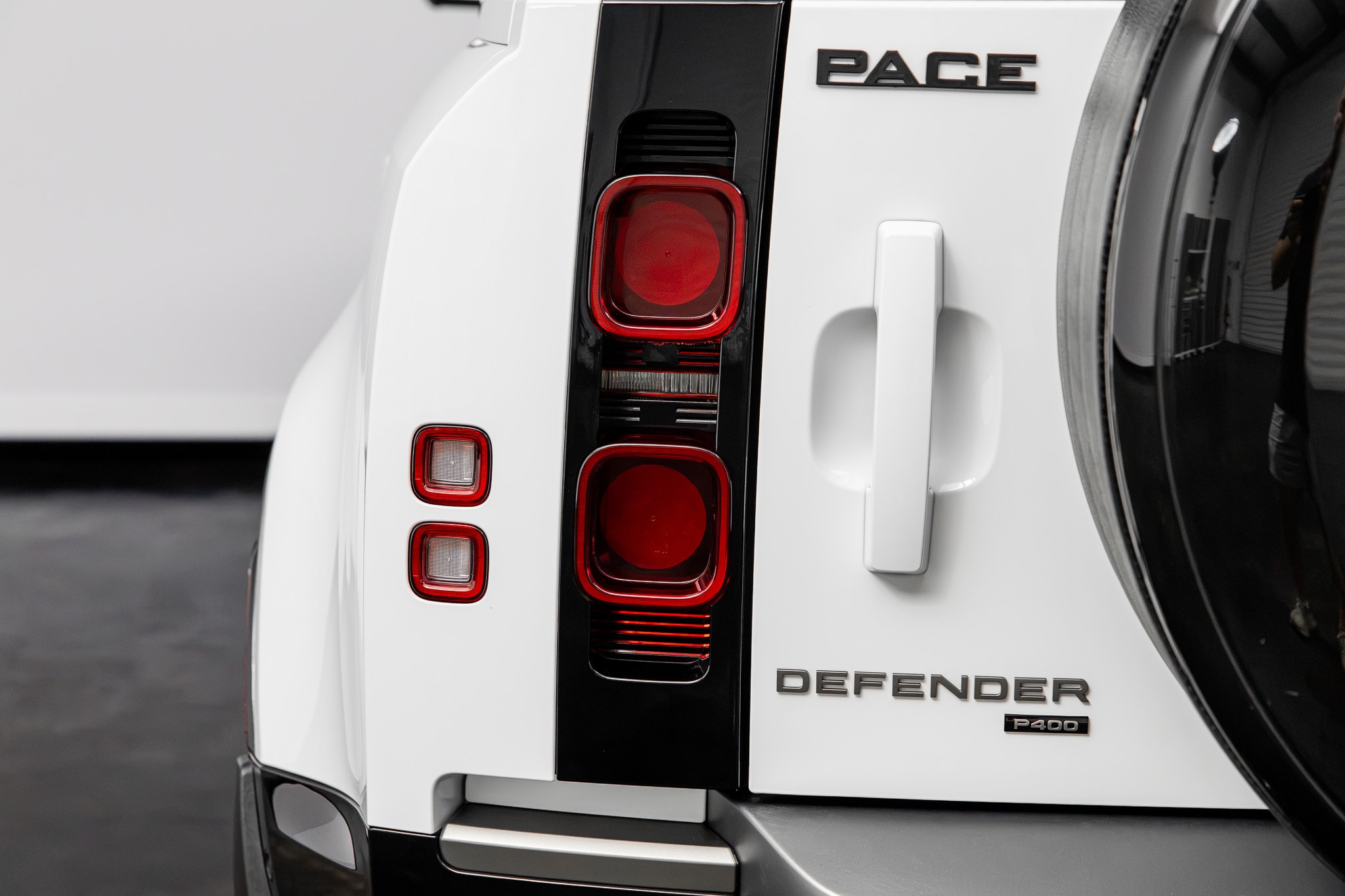 2023 Land Rover Defender X-Dynamic SE - Photo 16
