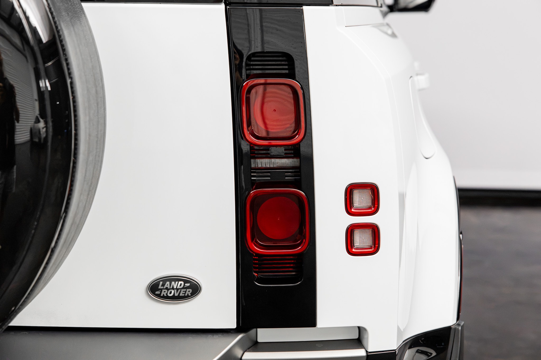 2023 Land Rover Defender X-Dynamic SE - Photo 18
