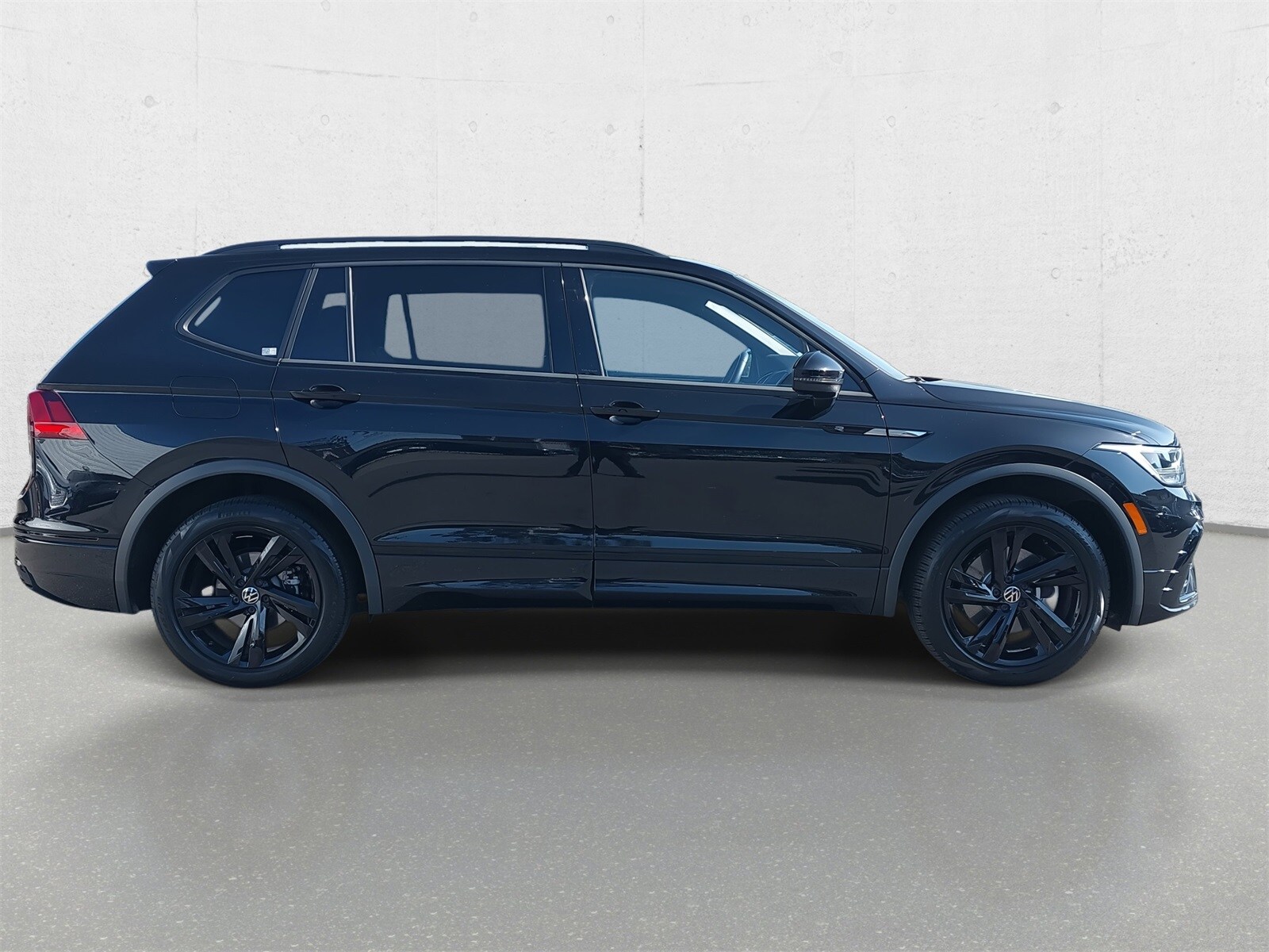 2023 Volkswagen Tiguan SE R-Line Black photo 4