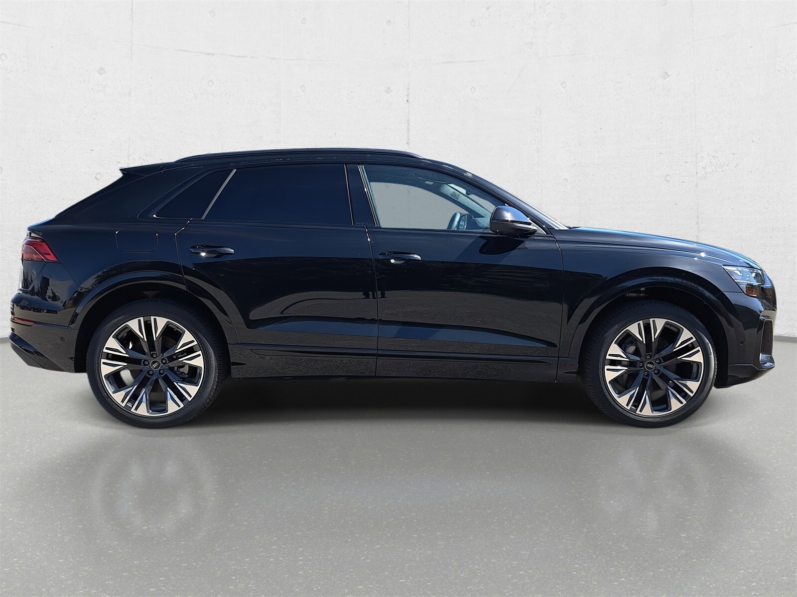 2025 Audi Q8 55 Premium Plus photo 4