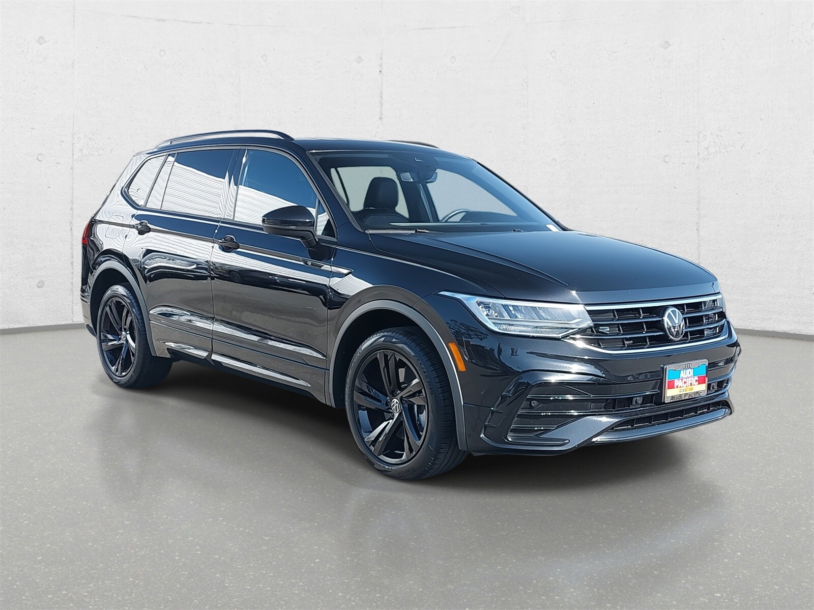 2023 Volkswagen Tiguan SE R-Line Black photo 3