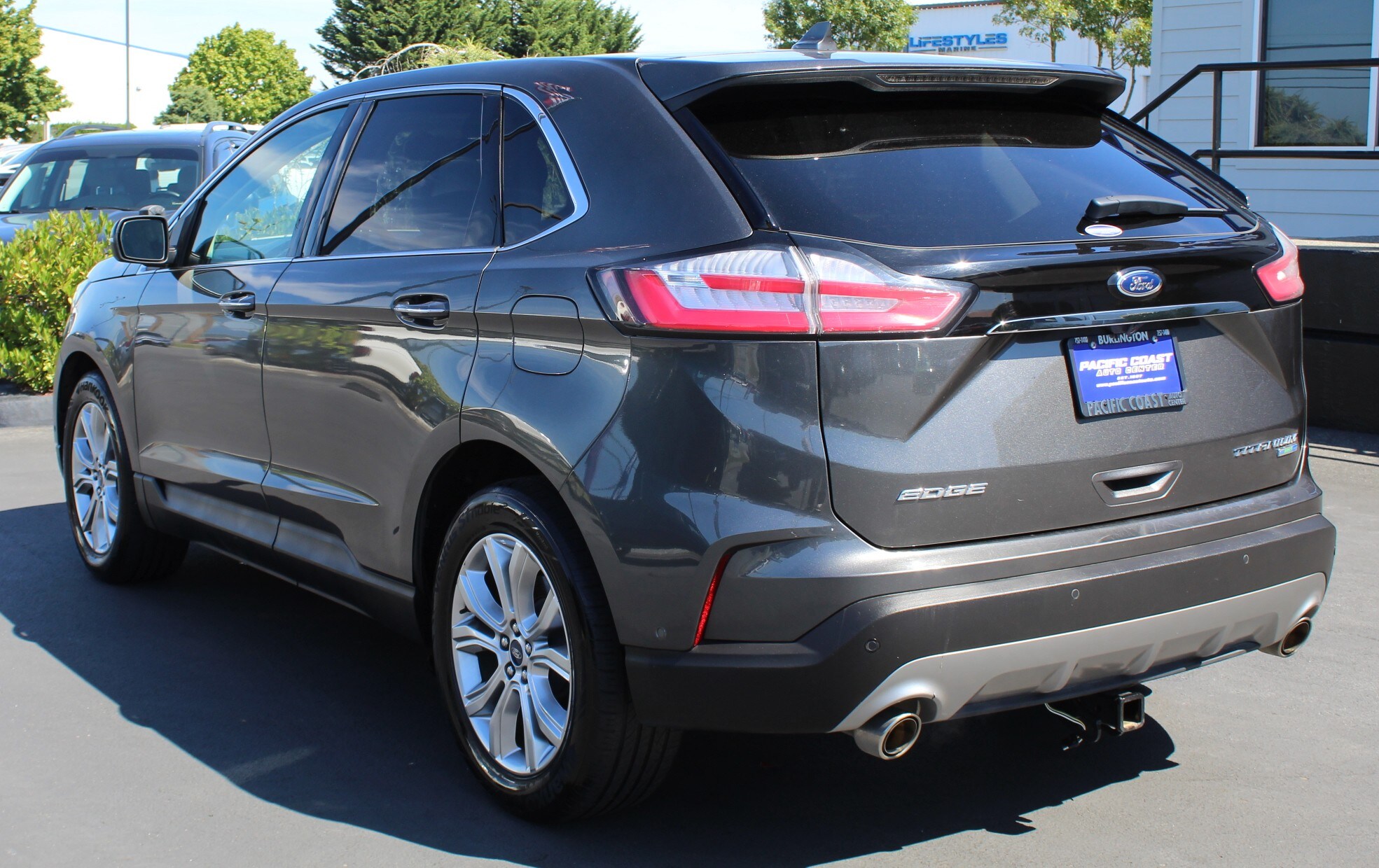 2019 Ford Edge Titanium photo 2